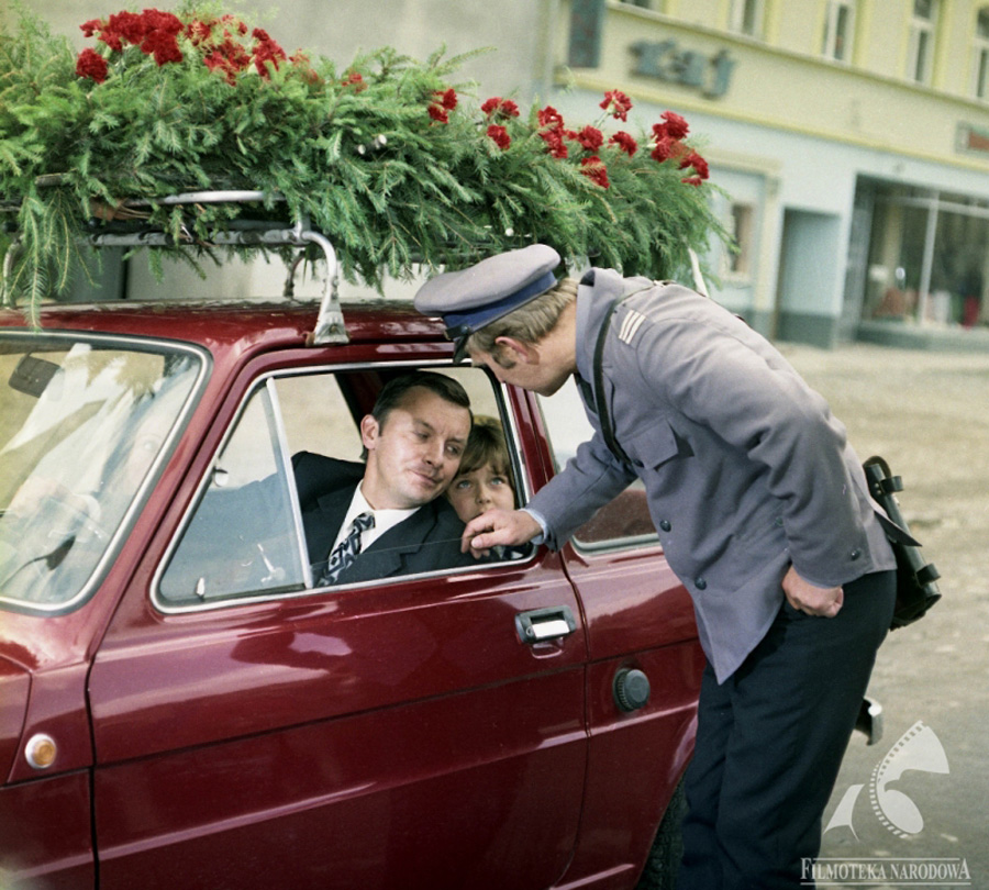 A courteous bow was required to talk to a driver in a Maluch, scene from Nie ma mocnych (Take it Easy), photo: Studio Filmowe Kadr / Filmoteka Narodowa/www.fototeka.fn.org.pl